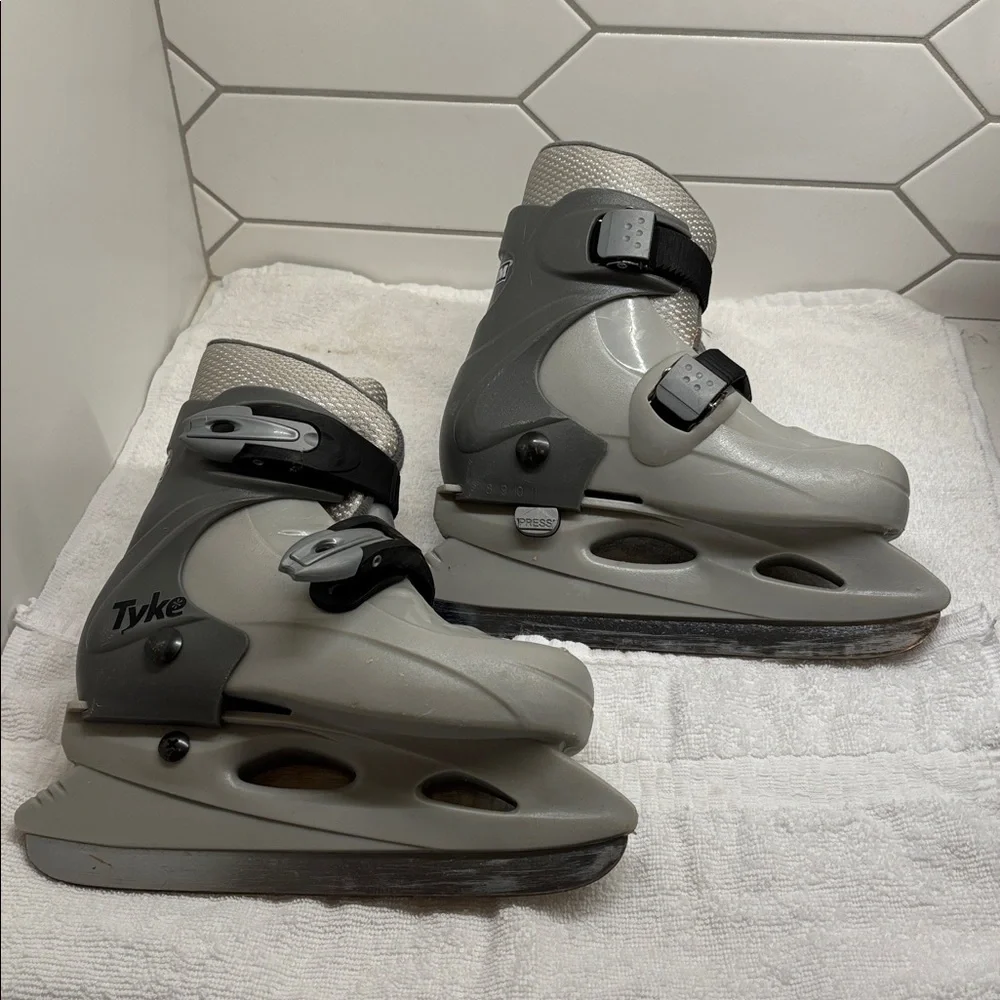 Kids Gray Ice Skates CCM Adjustable - Picture 2 of 5